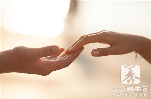 双手脱皮是怎么回事 双手脱皮是怎么回事