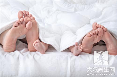 走路脚心疼