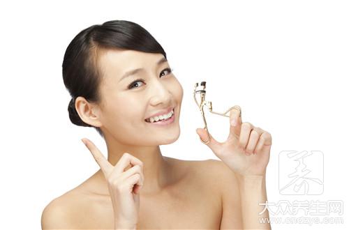 脸上出油毛孔粗大怎么办？怎么护理