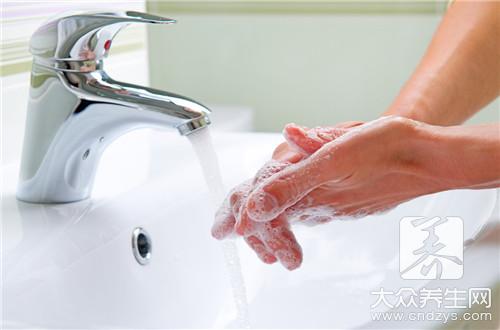 手掌心痒一抓起水泡怎么回事